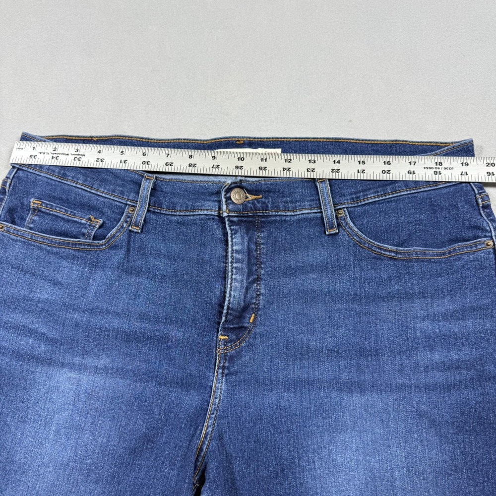 Levis Shaping Bermuda Shorts Womens 18W Blue Denim Medium Wash Stretch 9 Inseam - Picture 3 of 7
